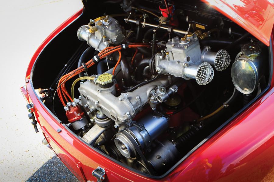 Моторный отсек Fiat Abarth 1000 GT Bialbero 1961 года  (фото 7 из 30)